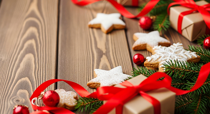 JPG 나무 편집이미지 별 리본 크리스마스 탁자 디저트 따뜻함 선물 장식 빨간색 과자 눈송이 오브젝트 스타 테마 편집실사 AI포토 AI콘텐츠 자연요소 식물 기념일 음식 컬러 가구 눈_날씨 CG 파일형식