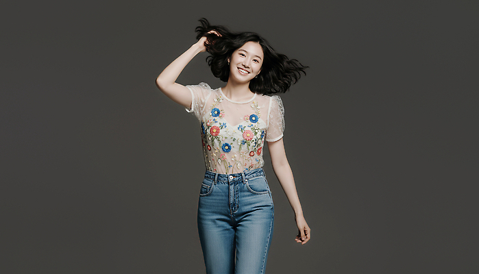 JPG 모델 편집이미지 패션 포즈 티셔츠 꽃무늬 미소 머리 촬영 청바지 미녀 즐거움 뷰티풀 의료성형뷰티 스타일 편집실사 AI인물포토 AI콘텐츠 꽃 감정 셔츠 무늬 바지 표정 신체부위 CG 미인 파일형식 AI포토