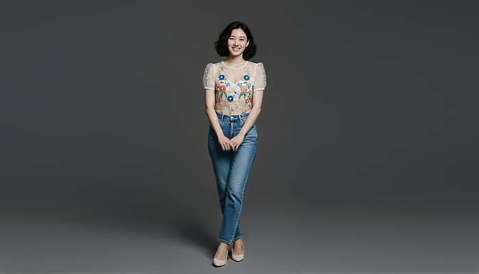 JPG 모델 편집이미지 옷 여자 패션 포즈 백그라운드 미소 장식 유행 촬영 반팔티셔츠 청바지 화사함 의료성형뷰티 스타일 편집실사 AI인물포토 AI콘텐츠 컨셉 티셔츠 바지 표정 사람 CG 파일형식 AI포토