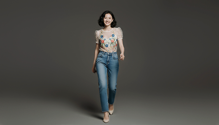 JPG 모델 편집이미지 옷 여자 패션 스튜디오 표정 유행 걷기 청바지 편안함 뷰티풀 의료성형뷰티 스타일 편집실사 AI인물포토 AI콘텐츠 바지 모션 사람 감각 CG 파일형식 AI포토