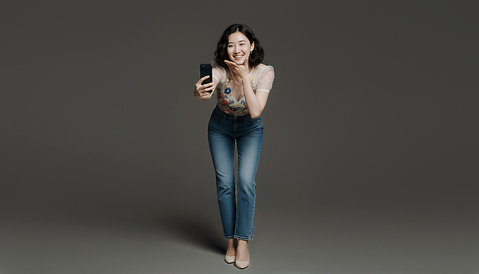 JPG 편집이미지 헤어스타일 손 여자 포즈 표정 미소 일상 앞모습 카메라 촬영 셀프카메라 즐거움 의료성형뷰티 편집실사 AI인물포토 AI콘텐츠 감정 뷰포인트 사람 라이프 신체부위 전자제품 사진촬영 CG 파일형식 AI포토