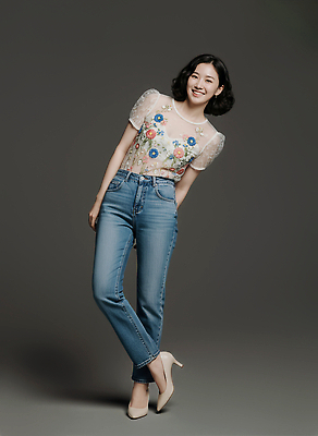 JPG 모델 편집이미지 옷 여자 패션 포즈 백그라운드 꽃무늬 미소 사람 캐주얼 촬영 청바지 블라우스 심플 의료성형뷰티 스타일 편집실사 AI인물포토 AI콘텐츠 꽃 상의 무늬 바지 표정 CG 파일형식 AI포토