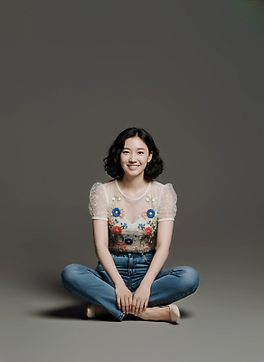 JPG 편집이미지 옷 여자 패션 포즈 백그라운드 꽃무늬 미소 앉기 캐주얼 뷰티 사진촬영 블라우스 조화 의료성형뷰티 스타일 편집실사 AI인물포토 AI콘텐츠 꽃 상의 무늬 모션 표정 사람 촬영 CG 파일형식 AI포토