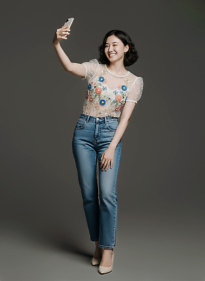 JPG 모델 편집이미지 헤어스타일 패션 꽃무늬 장신구 실내 표정 미소 촬영 청바지 셀프카메라 즐거움 블라우스 의료성형뷰티 스타일 편집실사 AI인물포토 AI콘텐츠 꽃 감정 상의 무늬 바지 내부 사진촬영 CG 파일형식 AI포토