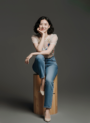 JPG 모델 편집이미지 옷 여자 패션 포즈 조명 미소 사람 캐주얼 사진촬영 청바지 피부 뷰티풀 스툴 의료성형뷰티 스타일 편집실사 AI인물포토 AI콘텐츠 의자 바지 표정 신체부위 촬영 CG 파일형식 AI포토