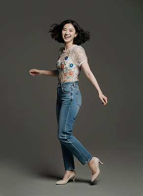 JPG 모델 편집이미지 옷 패션 여유 포즈 장신구 스튜디오 표정 웃음 촬영 기쁨 청바지 춤 분위기 의료성형뷰티 스타일 편집실사 AI인물포토 AI콘텐츠 감정 컨셉 바지 문화예술 CG 파일형식 AI포토