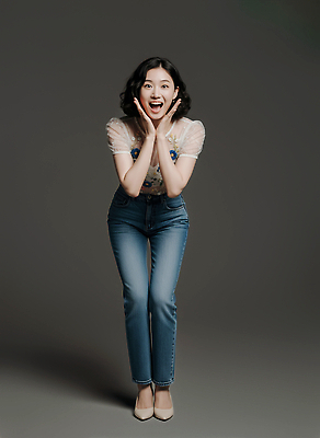 JPG 모델 편집이미지 여자 패션 포즈 스튜디오 표정 웃음 화장 머리카락 촬영 기쁨 청바지 의료성형뷰티 스타일 편집실사 AI인물포토 AI콘텐츠 감정 바지 사람 뷰티 머리 CG 파일형식 AI포토