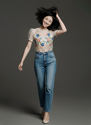 JPG 편집이미지 여자 패션 포즈 백그라운드 꽃무늬 장신구 웃음 촬영 회색 청바지 자신감 블라우스 의료성형뷰티 스타일 편집실사 AI인물포토 AI콘텐츠 꽃 감정 컬러 상의 무늬 바지 표정 사람 CG 파일형식 AI포토