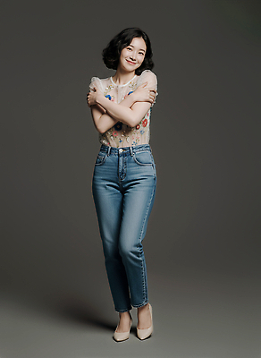 JPG 편집이미지 옷 여자 패션 감정 포즈 백그라운드 미소 카메라 청바지 표현 의료성형뷰티 스타일 편집실사 AI인물포토 AI콘텐츠 바지 표정 사람 전자제품 CG 파일형식 AI포토