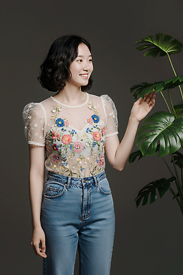 JPG 식물 편집이미지 옷 여자 패션 꽃 포즈 상의 미소 청춘 촬영 투명 자수 뷰티풀 의료성형뷰티 스타일 편집실사 AI인물포토 AI콘텐츠 컨셉 표정 사람 CG 파일형식 AI포토