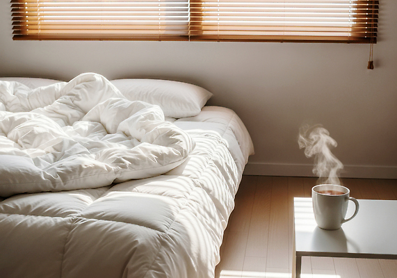 JPG 편집이미지 커피 탁자 아침 휴식 주택 실내 따뜻함 햇빛 침실 이불 침대 수증기 편안함 정리 편집실사 AI포토 AI콘텐츠 주간 음료 가구 컨셉 침구 내부 건물 태양 감각 CG 파일형식