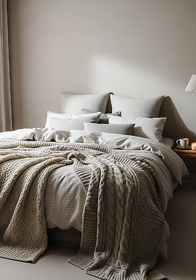 JPG 편집이미지 디자인 컬러 가구 베개 휴식 조명 실내 인테리어 공간 침실 이불 방 침대 분위기 편안함 담요 편집실사 AI포토 AI콘텐츠 생활용품 컨셉 침구 내부 감각 CG 파일형식