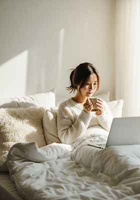 JPG 편집이미지 여자 커피 베개 모션 아침 노트북 소파 햇빛 침대 작업 편안함 집중 향기 재택근무 의료성형뷰티 집콕 편집실사 주간 음료 가구 컨셉 의자 비즈니스 침구 사람 전자제품 태양 감각 CG 냄새 신조어 파일형식 앳홈라이프