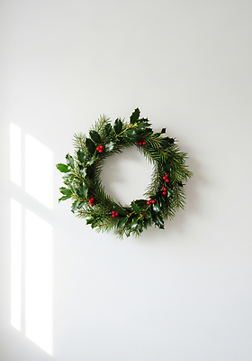 JPG 편집이미지 벽 잎 크리스마스 겨울 자연 장식 초록색 인테리어 축제 화환 분위기 오브젝트 손질 뷰티풀 호랑가시나무열매 편집실사 AI포토 AI콘텐츠 식물 디자인 계절 기념일 열매 꽃 컬러 컨셉 CG 생태계 파일형식