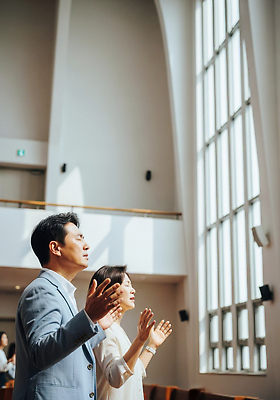 JPG 편집이미지 종교 창문 함께함 햇빛 교회 평화 공간 기도 그룹 예배 찬양 소통 숭배 의료성형뷰티 편집실사 AI인물포토 AI콘텐츠 컨셉 종교건축 건물 태양 CG 파일형식 AI포토