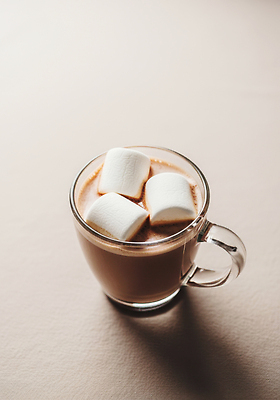 JPG 편집이미지 음료 음식 휴식 디저트 따뜻함 컵 갈색 초콜릿 식사 카페 달콤 편안함 코코아 마시멜로우 제철 편집실사 AI포토 AI콘텐츠 식기 컬러 컨셉 상점 감각 맛 CG 파일형식