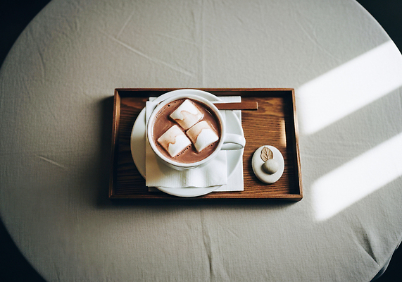 JPG 편집이미지 음료 겨울 탁자 휴식 디저트 햇빛 식사 카페 고급 달콤 코코아 마시멜로우 나무쟁반 따뜻한음료 카페인 편집실사 AI포토 AI콘텐츠 계절 음식 가구 컨셉 쟁반 목재 태양 상점 맛 CG 파일형식