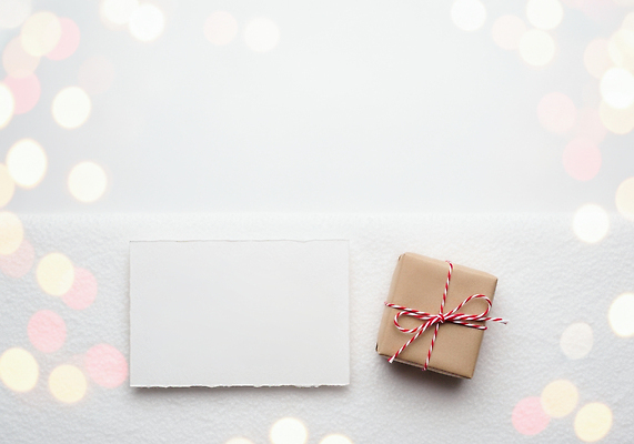 JPG 편집이미지 기념일 줄 백그라운드 크리스마스 겨울 포장 탁자 따뜻함 선물 장식 상자 축하 편지 준비 편집실사 AI컴퓨터그래픽 AI콘텐츠 계절 가구 컨셉 이벤트 CG 파일형식