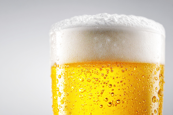 JPG 편집이미지 음료 탁자 잔 맥주 파티 거품 모임 방울 축하 알코올 액체 시원함 즐거움 편집실사 AI컴퓨터그래픽 AI콘텐츠 식기 감정 가구 컨셉 주류 이벤트 장식 CG 파일형식