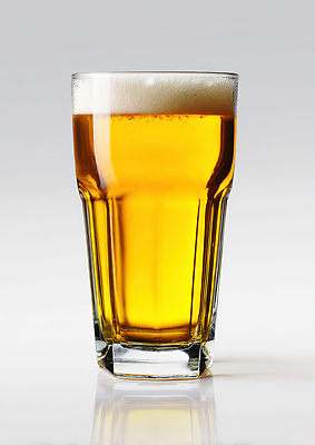 JPG 편집이미지 남자 음료 잔 맥주 여름 파티 축제 거품 만남 바 차가움 시원함 즐거움 클럽 편집실사 AI컴퓨터그래픽 AI콘텐츠 식기 계절 감정 컨셉 주류 사람 이벤트 CG 파일형식