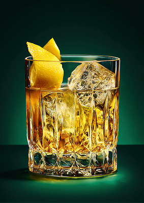 JPG 편집이미지 음료 컬러 디저트 조명 잔 주류 파티 얼음 칵테일 바 고급 레몬 향 위스키 편집실사 AI포토 AI콘텐츠 자연요소 식기 음식 컨셉 과일 이벤트 CG 파일형식