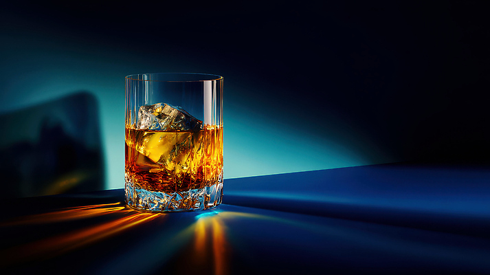 JPG 편집이미지 음료 조명 잔 얼음 촬영 바 고급 저녁 시음 위스키 편집실사 AI포토 AI콘텐츠 자연요소 식기 컨셉 주류 야간 CG 파일형식