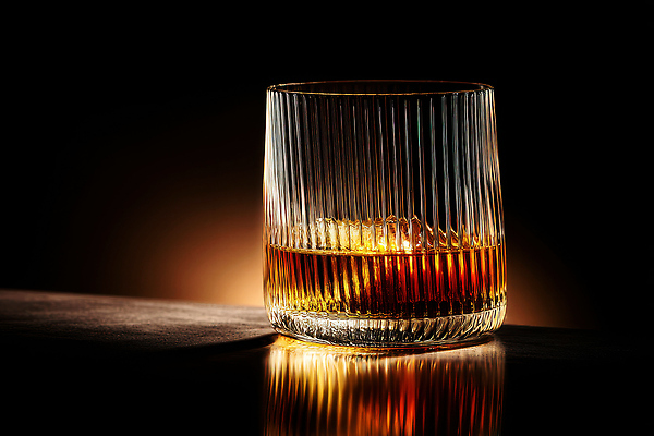 JPG 편집이미지 남자 음료 조명 잔 취미 칵테일 바 고급 그림 기분전환 바텐더 위스키 세련 편집실사 AI포토 AI콘텐츠 식기 컨셉 주류 사람 CG 파일형식