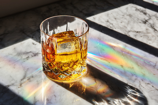 JPG 편집이미지 음료 컬러 탁자 아침 조명 잔 주류 햇빛 반사 얼음 크리스탈 대리석 오후 위스키 편집실사 AI포토 AI콘텐츠 주간 자연요소 식기 가구 재료 태양 광석 CG 파일형식