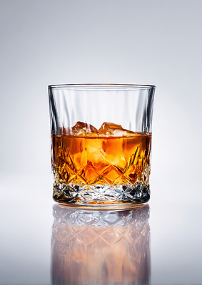 JPG 편집이미지 음료 컬러 백그라운드 잔 반사 얼음 에너지 칵테일 바 투명 고급 시원함 클럽 위스키 편집실사 AI포토 AI콘텐츠 자연요소 식기 컨셉 주류 CG 파일형식