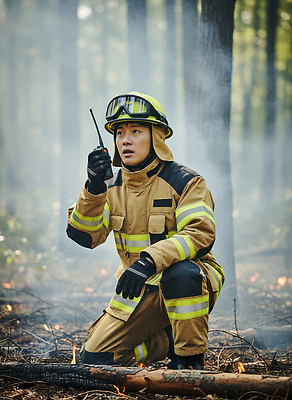 JPG 편집이미지 자연 협력 안전 환경 구출 숲 위험 소방관 화재 무전기 소통 드론 작전 진압 의료성형뷰티 편집실사 AI인물포토 AI콘텐츠 컨셉 모션 무선통신 도움 구조원 소방 사건 CG 생태계 파일형식 AI포토