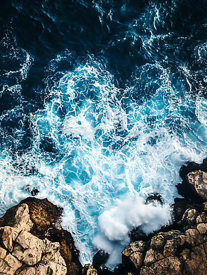 JPG 편집이미지 파도 바다 여행 자연 풍경 해변 물 파란색 절벽 흐름 수면 편집실사 AI포토 AI콘텐츠 자연요소 컬러 컨셉 CG 생태계 파일형식