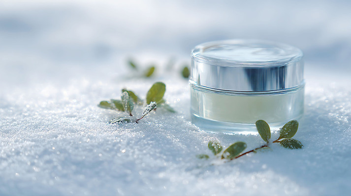 JPG 식물 편집이미지 겨울 자연 초록색 뷰티 화장품 촉촉함 피부 크림 스킨케어 보습 뷰티풀 편집실사 AI컴퓨터그래픽 AI콘텐츠 계절 컬러 신체부위 젖음 CG 생태계 파일형식