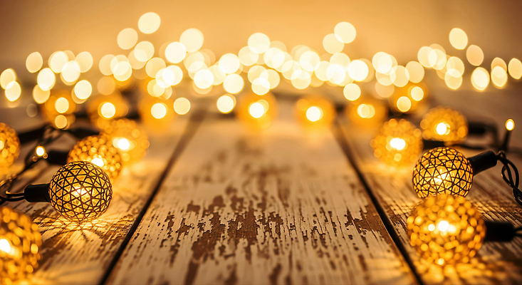 JPG 편집이미지 행복 크리스마스 야경 조명 실내 장식 빛 모임 분위기 저녁 편안함 나무탁자 알전구 조명장식 이미지편집 AI컴퓨터그래픽 AI콘텐츠 기념일 감정 컨셉 전구 탁자 내부 감각 야간 파일형식 풍경_경치