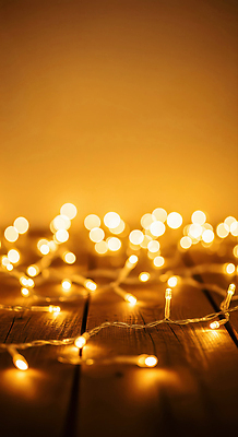 JPG 편집이미지 크리스마스 전구 촛불 휴식 조명 장식 인테리어 공간 분위기 오브젝트 나무바닥 알전구 이미지편집 AI컴퓨터그래픽 AI콘텐츠 디자인 기념일 컨셉 초 바닥 파일형식