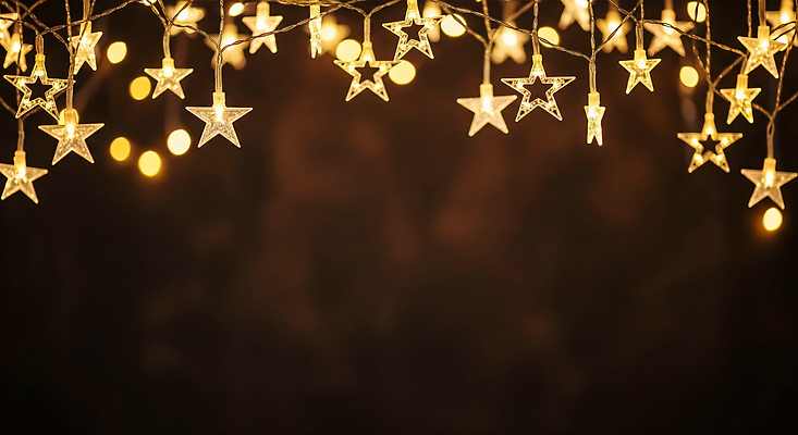 JPG 편집이미지 별 크리스마스 조명 따뜻함 이벤트 장식 반짝임 인테리어 축제 어둠 생일 분위기 준비 알전구 이미지편집 AI컴퓨터그래픽 AI콘텐츠 자연요소 디자인 기념일 컨셉 전구 모션 파일형식