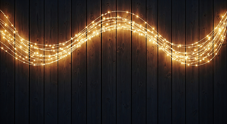 JPG 나무 편집이미지 디자인 백그라운드 크리스마스 곡선 조명 따뜻함 이벤트 장식 빛 반짝임 분위기 저녁 편안함 알전구 이미지편집 AI컴퓨터그래픽 AI콘텐츠 식물 기념일 선 컨셉 전구 모션 감각 야간 파일형식