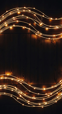 JPG 나무 편집이미지 백그라운드 전구 조명 따뜻함 장식 빛 인테리어 어둠 분위기 편안함 배열 웨이브 감성 뷰티풀 알전구 이미지편집 AI컴퓨터그래픽 AI콘텐츠 식물 디자인 컨셉 감각 파일형식