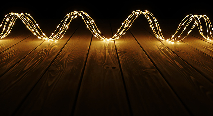 JPG 나무 편집이미지 디자인 줄 패턴 전구 조명 바닥 따뜻함 장식 여름 빛 어둠 분위기 편안함 직선 알전구 이미지편집 AI컴퓨터그래픽 AI콘텐츠 식물 계절 선 컨셉 무늬 감각 파일형식