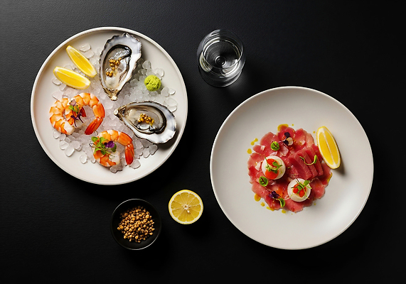 JPG 편집이미지 시선 음식 새우 요리 레스토랑 굴 신선 고급 저녁 고추냉이 레몬 해산물 참치회 편집실사 AI포토 AI콘텐츠 컨셉 과일 어패류 갑각류 식당 생선회 양념 야간 CG 파일형식