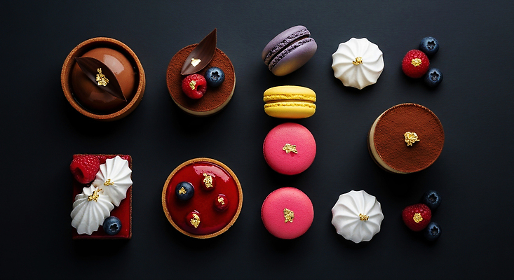 JPG 편집이미지 과일 디저트 케이크 초콜릿 화려 고급 달콤 크림 베리 마카롱 알록달록 편집실사 AI포토 AI콘텐츠 음식 컨셉 컬러풀 맛 CG 파일형식