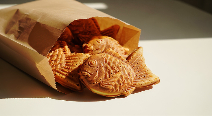 JPG 편집이미지 포장 탁자 디저트 여름 햇빛 과자 달콤 붕어빵 먹거리 전통과자 간편조리식품 바삭바삭 편집실사 AI포토 AI콘텐츠 계절 음식 빵 가구 컨셉 태양 맛 CG 겨울간식 파일형식