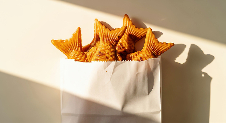 JPG 편집이미지 음식 디저트 한국 따뜻함 햇빛 종이봉투 식사 붕어빵 간편조리식품 바삭바삭 맛있는 편집실사 AI포토 AI콘텐츠 아시아 빵 컨셉 봉투 태양 CG 겨울간식 파일형식