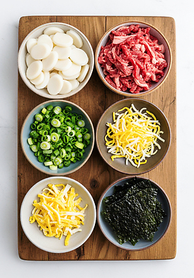 전통 한식 음식 컬러 탁자 육류 전통음식 CG 파일형식 떡 소고기 채소 준비 재료 식탁 떡국 식재료 초록색 편집이미지 편집실사 JPG