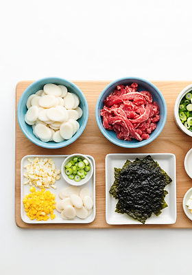 한식 음식 채소 식재료 모션 뿌리채소 전통음식 해양식물 CG 파 파일형식 재료 요리 식사 육류 해조류 신선 준비 다듬기 감자 대파 당근 편집이미지 편집실사 JPG 떡국