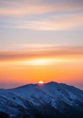 자연요소 계절 컬러 컨셉 노을 야간 CG 생태계 파일형식 겨울 산 태양 일몰 풍경 자연 하늘 주황색 보라색 정상 평화 일출 저녁 편집실사 JPG 편집이미지