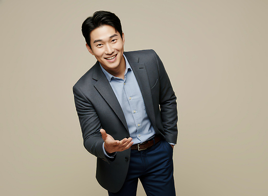 JPG 모델 편집이미지 손 남자 포즈 비즈니스 미소 정장 매력적 자신감 분위기 전문 의료성형뷰티 스타일 편집실사 옷 감정 컨셉 표정 사람 신체부위 CG 파일형식