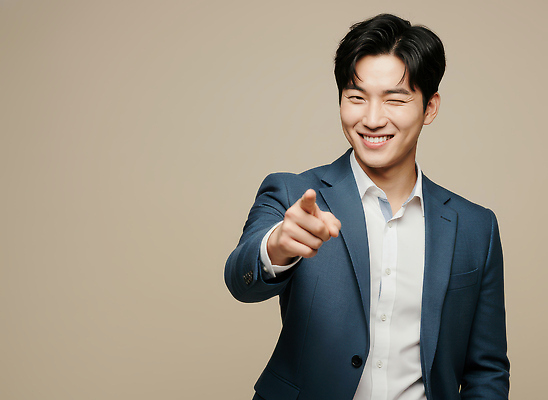 JPG 모델 편집이미지 남자 포즈 백그라운드 비즈니스 손가락 미소 사람 정장 카메라 촬영 가리킴 자신감 밝은색 액션 의료성형뷰티 스타일 편집실사 손 옷 감정 표정 손짓 전자제품 CG 파일형식
