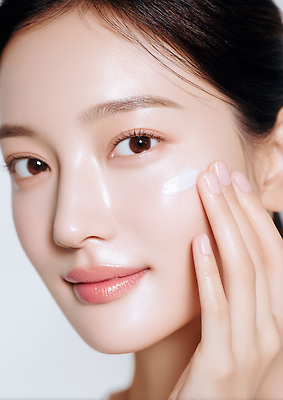 JPG 편집이미지 손 여자 얼굴 자연 건강 관리 미소 빛 화장 상품 피부 크림 피부관리 스킨케어 광 뷰티풀 의료성형뷰티 편집실사 표정 사람 신체부위 뷰티 CG 생태계 파일형식