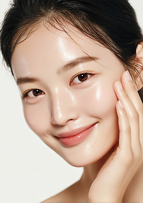 JPG 편집이미지 여자 얼굴 건강 관리 미소 뷰티 촉촉함 피부 피부관리 화사함 스킨케어 보습 뷰티풀 의료성형뷰티 편집실사 컨셉 표정 사람 신체부위 젖음 CG 파일형식