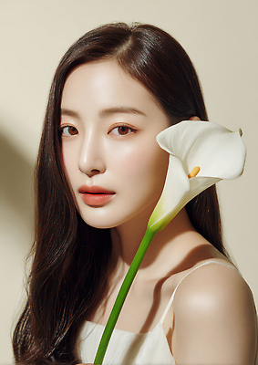 식물 헤어스타일 꽃 컨셉 표정 사람 전자제품 CG 생태계 파일형식 여자 우아함 조명 카메라 긴머리 뷰티 자연 순수 미소 촬영 스타일 편집실사 편집이미지 JPG 의료성형뷰티 릴리 백합 모델